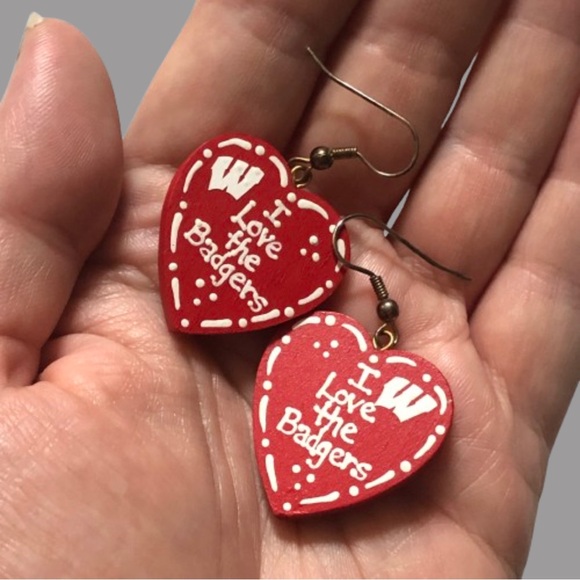 Vintage Wisconsin Badgers fan heart dangle earrings handmade UW - Picture 1 of 7